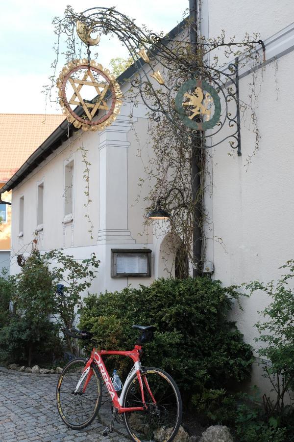 Zum Goldenen Lowen Hotel คาลมุนซ์ ภายนอก รูปภาพ